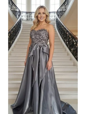 3-boyutlu-cicek-islemeli-gumus-rengi-straplez-abiye